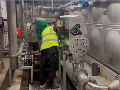 AGUA TOPONE -tiimi asensi onnistuneesti kaksi 105 m3/h UV-veden desinfiointij...